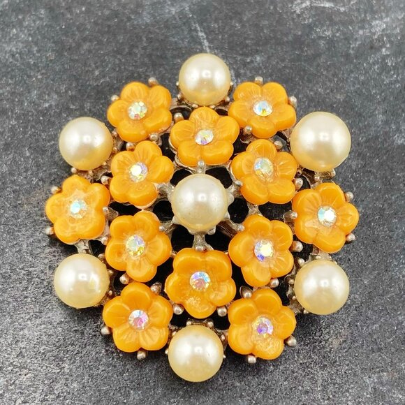 VINTAGE Orange plastic, faux pearl, clear AB rhinestone flower cluster brooch - Picture 6 of 8